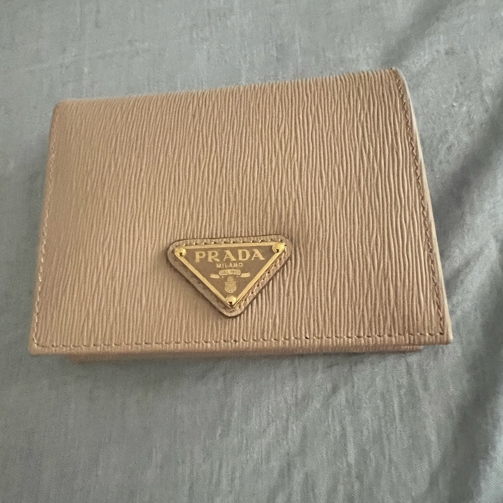 Prada Wallet - Authentic , Brande New, Never Been Used.